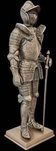 Tung og detaljeret ridderstatue med ægte middelalderlook fra Veronese